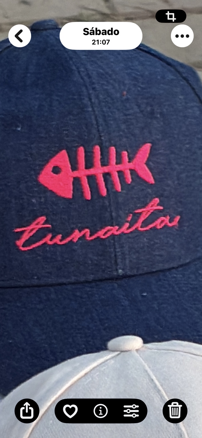 Gorra Tunaita azul con bordado rosa